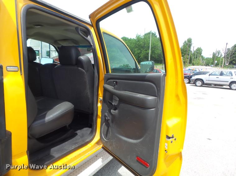 image for item K7613 2003 Chevrolet Silverado 3500 Crew Cab dump flatbed pickup truck