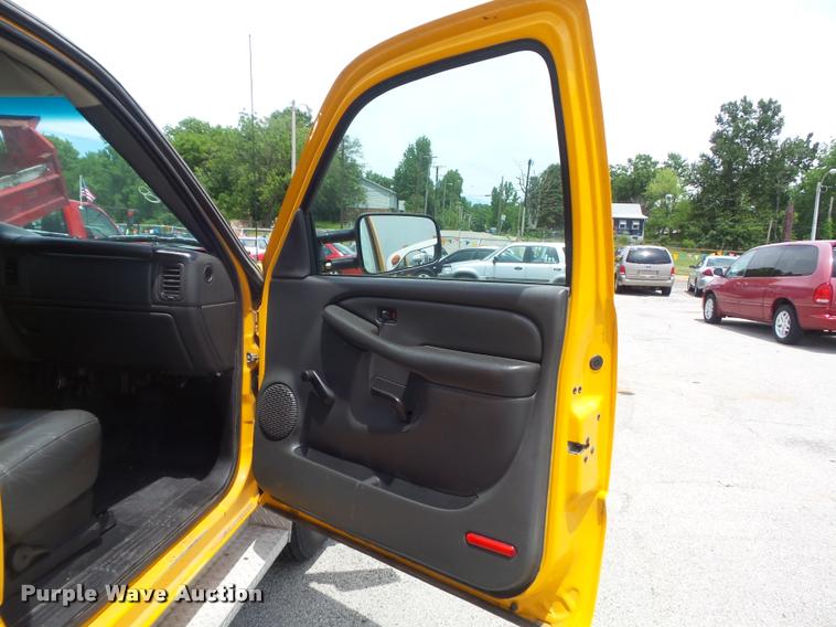 image for item K7613 2003 Chevrolet Silverado 3500 Crew Cab dump flatbed pickup truck