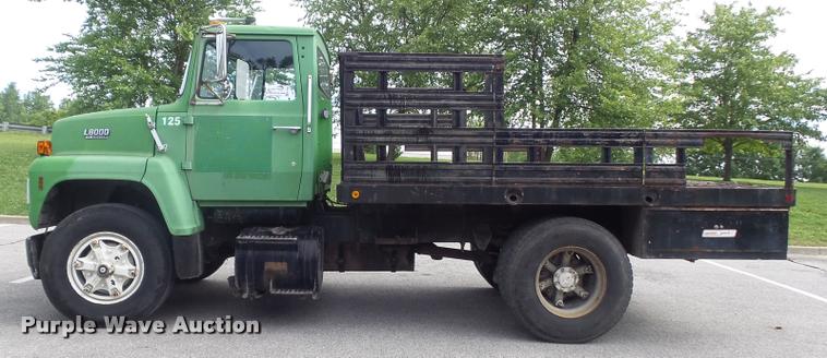 image for item K7624 1989 Ford L8000 flatbed truck