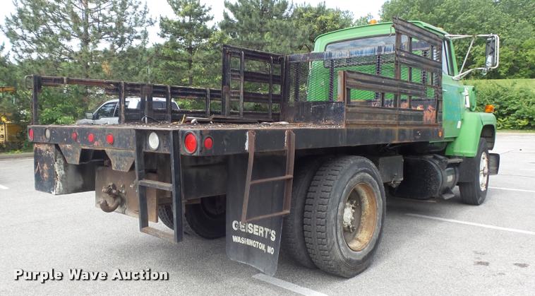 image for item K7624 1989 Ford L8000 flatbed truck