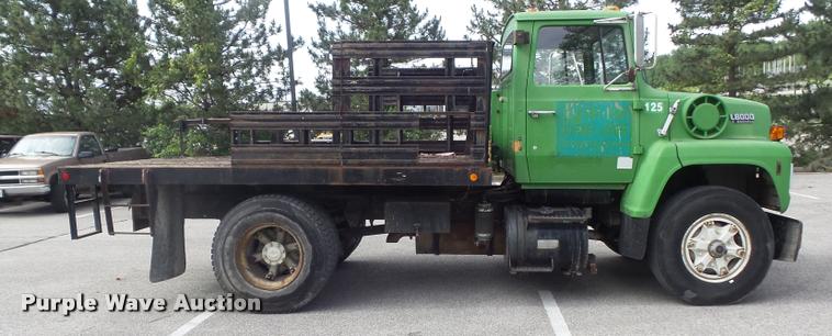 image for item K7624 1989 Ford L8000 flatbed truck