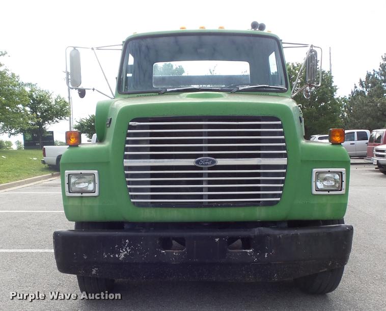 image for item K7624 1989 Ford L8000 flatbed truck