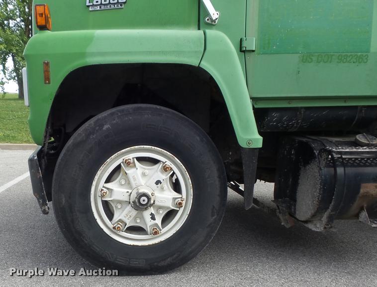 image for item K7624 1989 Ford L8000 flatbed truck