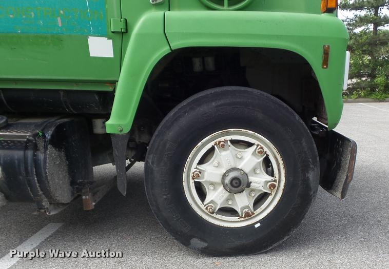 image for item K7624 1989 Ford L8000 flatbed truck