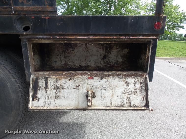 image for item K7624 1989 Ford L8000 flatbed truck