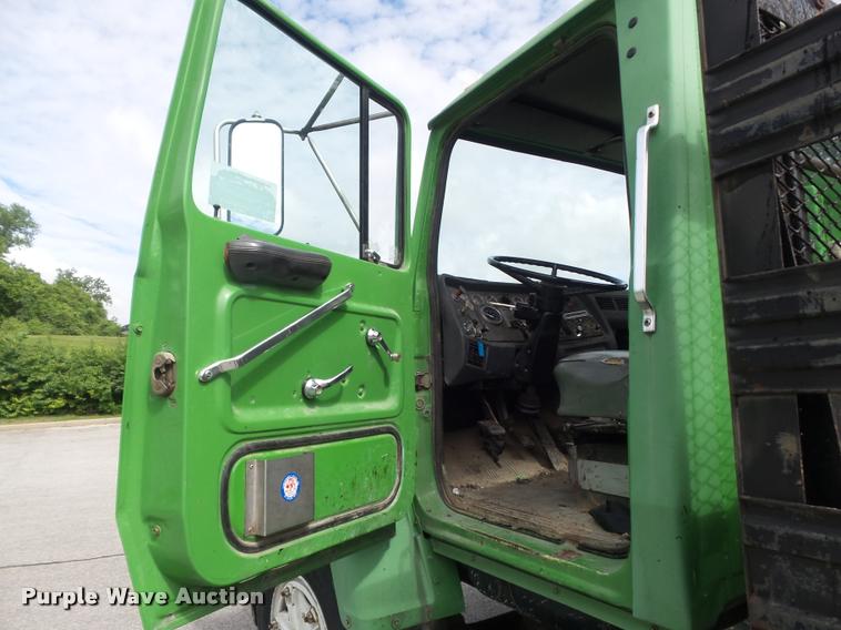 image for item K7624 1989 Ford L8000 flatbed truck