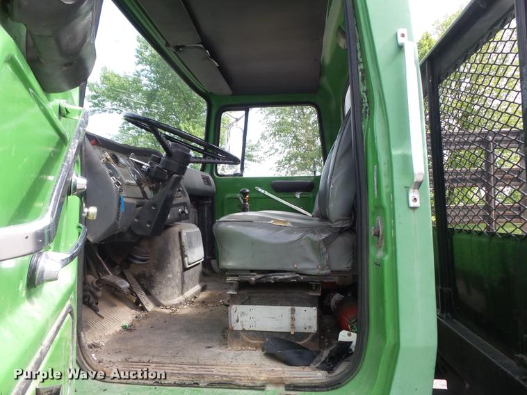 image for item K7624 1989 Ford L8000 flatbed truck