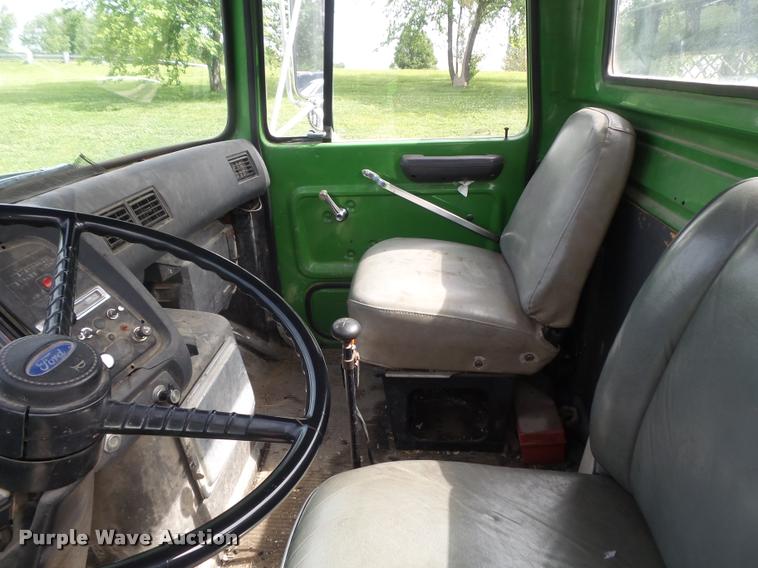 image for item K7624 1989 Ford L8000 flatbed truck