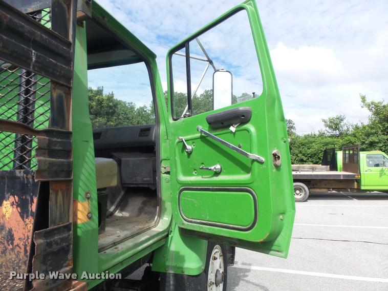 image for item K7624 1989 Ford L8000 flatbed truck
