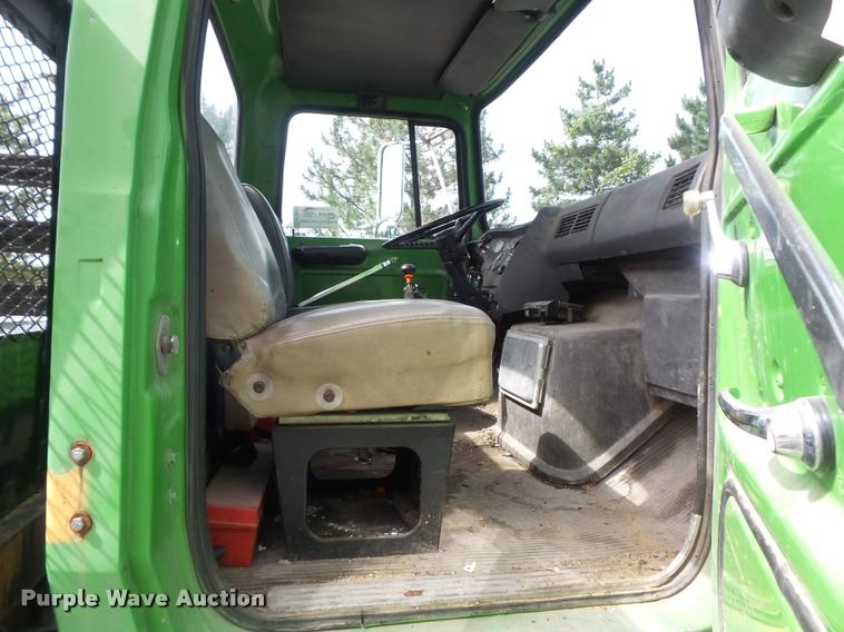 image for item K7624 1989 Ford L8000 flatbed truck