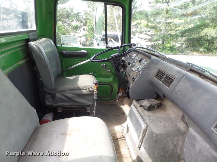 image for item K7624 1989 Ford L8000 flatbed truck