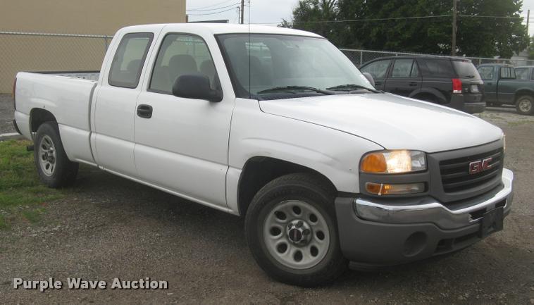 image for item L2336 2007 GMC Sierra Classic 1500 Ext. Cab pickup truck