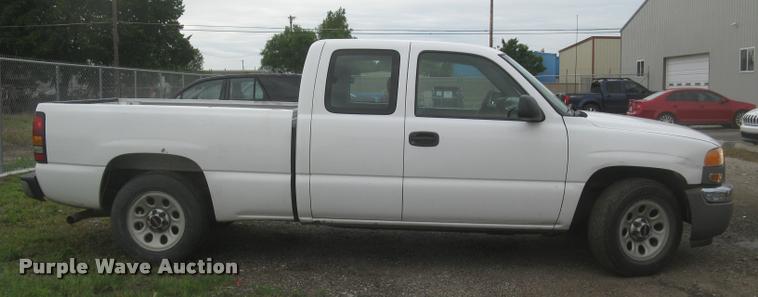 image for item L2336 2007 GMC Sierra Classic 1500 Ext. Cab pickup truck