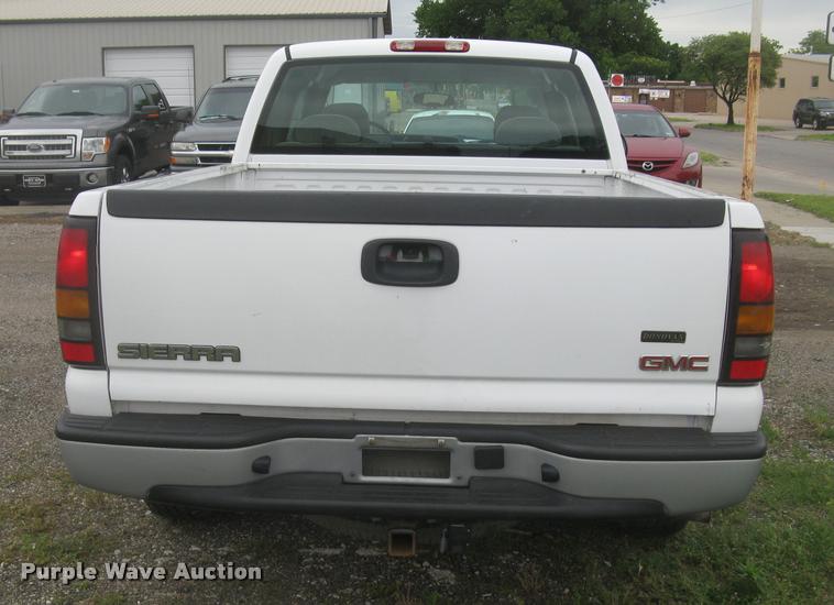 image for item L2336 2007 GMC Sierra Classic 1500 Ext. Cab pickup truck