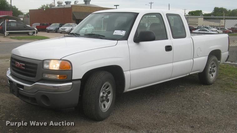 image for item L2336 2007 GMC Sierra Classic 1500 Ext. Cab pickup truck