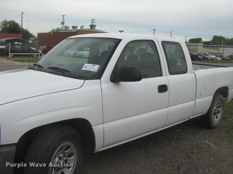 image for item L2336 2007 GMC Sierra Classic 1500 Ext. Cab pickup truck
