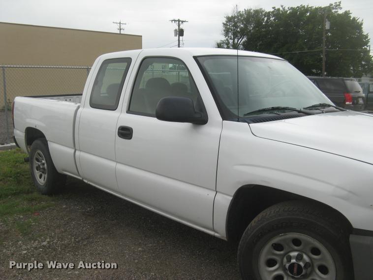 image for item L2336 2007 GMC Sierra Classic 1500 Ext. Cab pickup truck