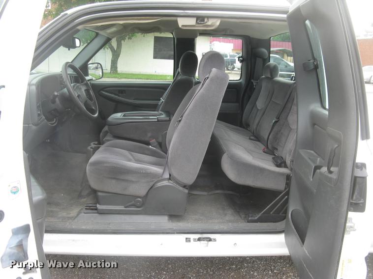 image for item L2336 2007 GMC Sierra Classic 1500 Ext. Cab pickup truck