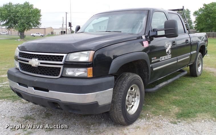 image for item L3133 2006 Chevrolet Silverado 2500HD Crew Cab pickup truck