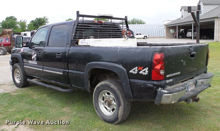image for item L3133 2006 Chevrolet Silverado 2500HD Crew Cab pickup truck