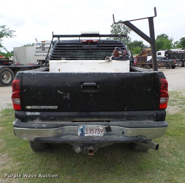 image for item L3133 2006 Chevrolet Silverado 2500HD Crew Cab pickup truck
