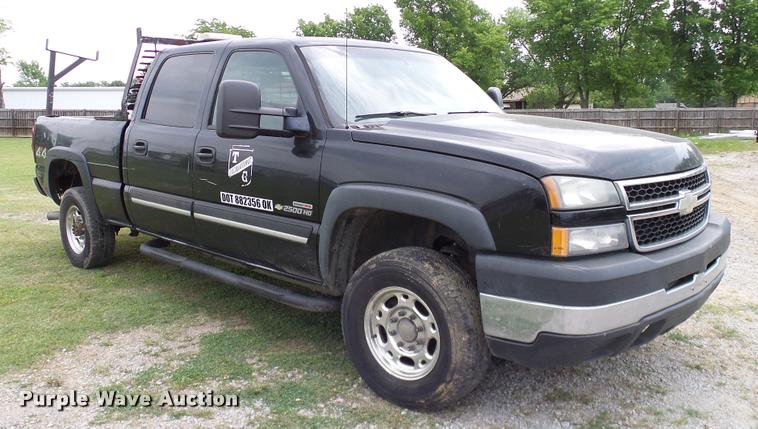 image for item L3133 2006 Chevrolet Silverado 2500HD Crew Cab pickup truck