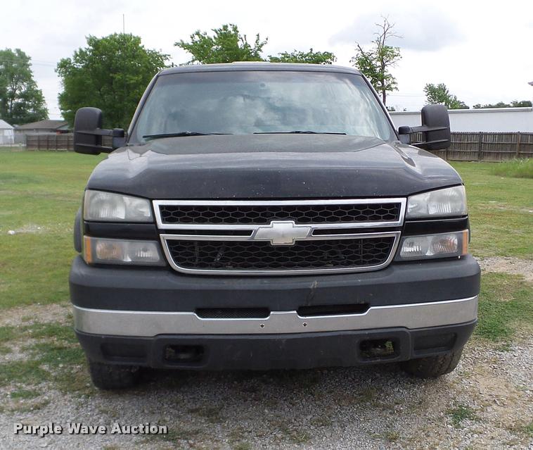 image for item L3133 2006 Chevrolet Silverado 2500HD Crew Cab pickup truck