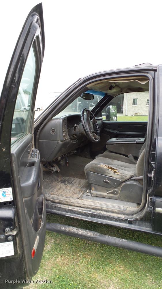 image for item L3133 2006 Chevrolet Silverado 2500HD Crew Cab pickup truck