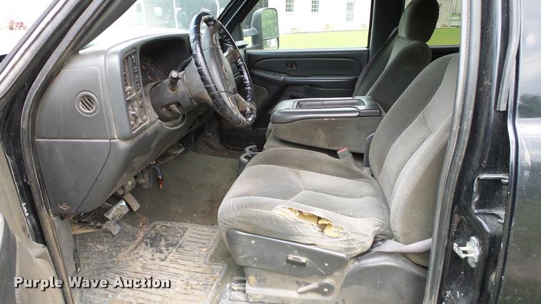 image for item L3133 2006 Chevrolet Silverado 2500HD Crew Cab pickup truck