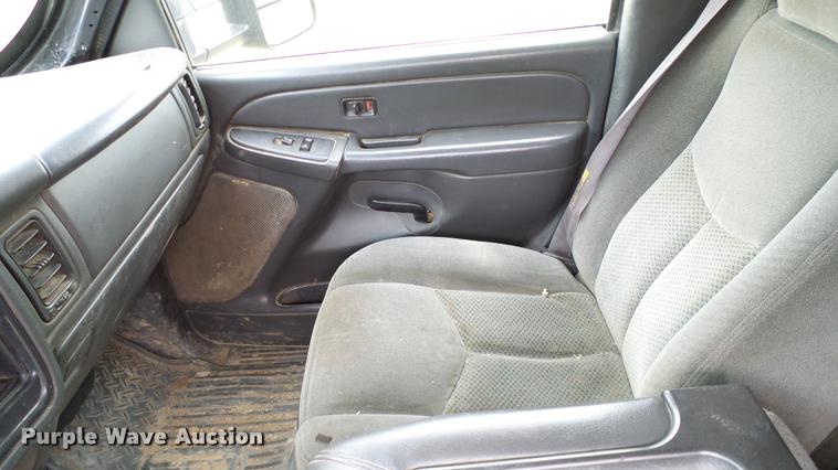 image for item L3133 2006 Chevrolet Silverado 2500HD Crew Cab pickup truck