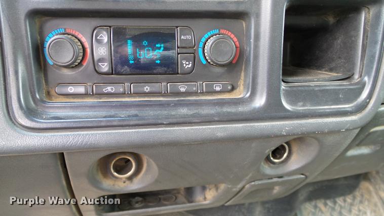 image for item L3133 2006 Chevrolet Silverado 2500HD Crew Cab pickup truck