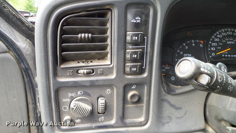 image for item L3133 2006 Chevrolet Silverado 2500HD Crew Cab pickup truck