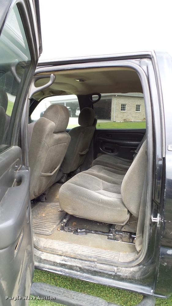 image for item L3133 2006 Chevrolet Silverado 2500HD Crew Cab pickup truck