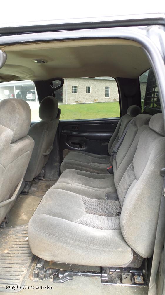 image for item L3133 2006 Chevrolet Silverado 2500HD Crew Cab pickup truck