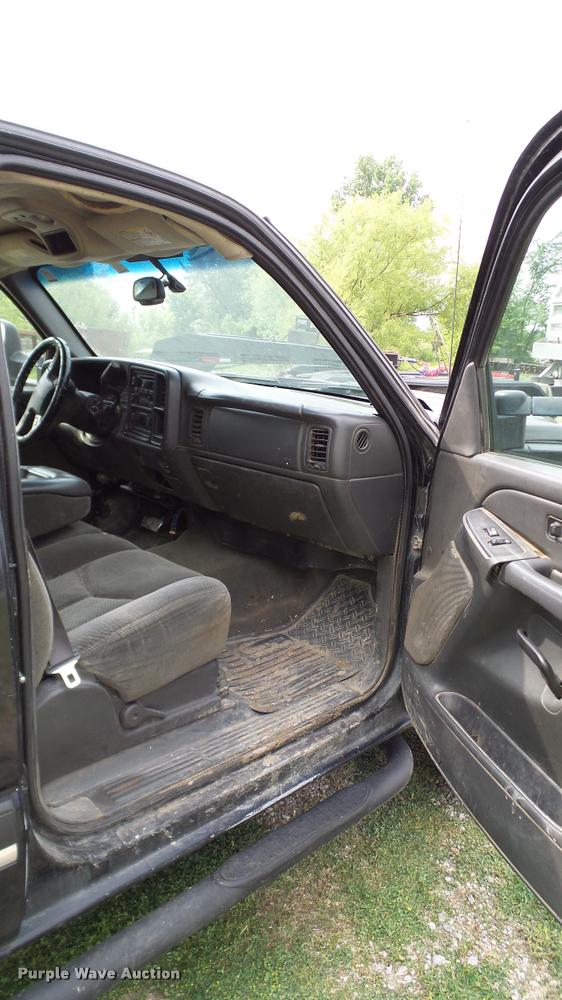 image for item L3133 2006 Chevrolet Silverado 2500HD Crew Cab pickup truck