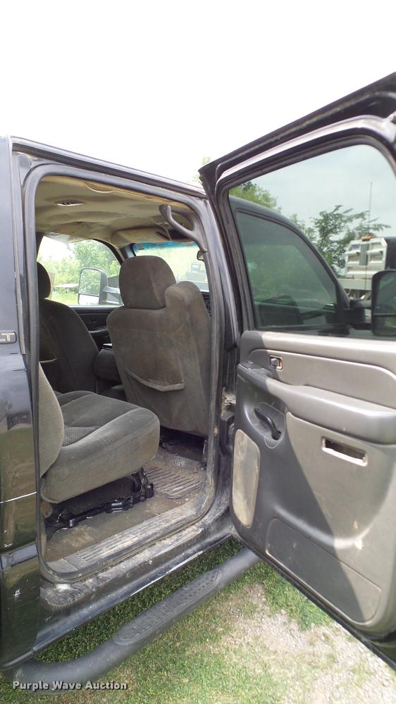 image for item L3133 2006 Chevrolet Silverado 2500HD Crew Cab pickup truck