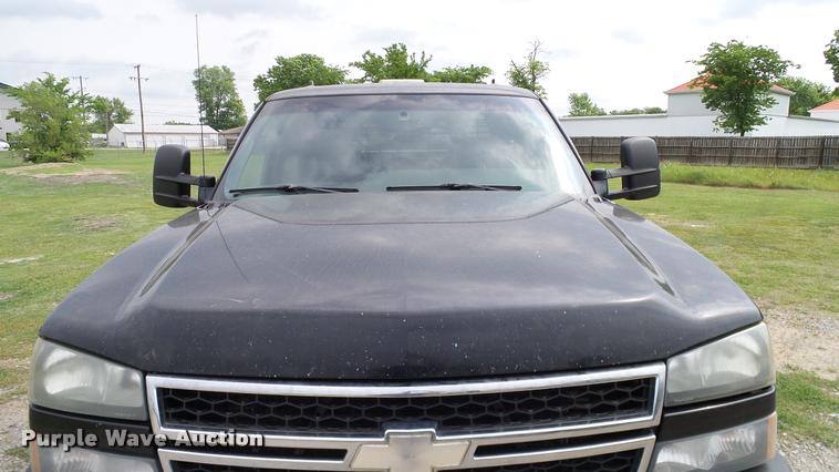 image for item L3133 2006 Chevrolet Silverado 2500HD Crew Cab pickup truck