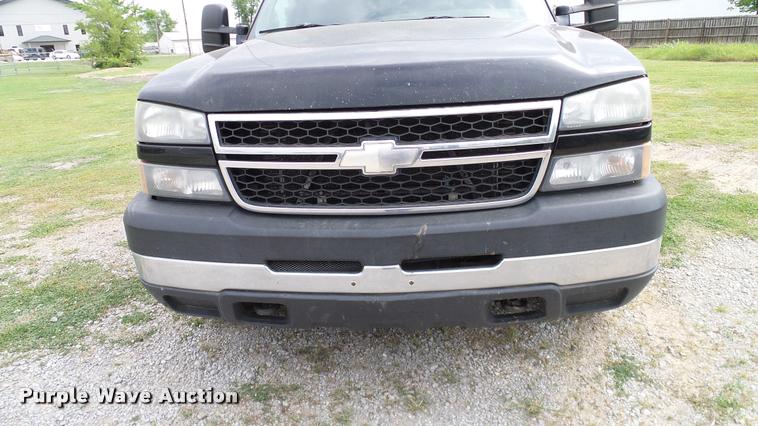 image for item L3133 2006 Chevrolet Silverado 2500HD Crew Cab pickup truck