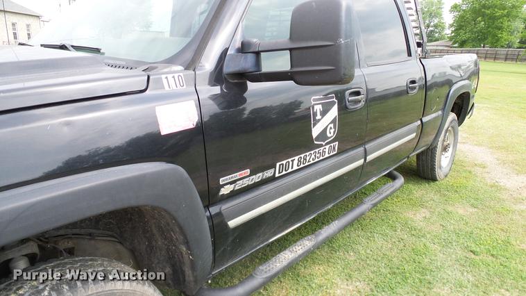 image for item L3133 2006 Chevrolet Silverado 2500HD Crew Cab pickup truck