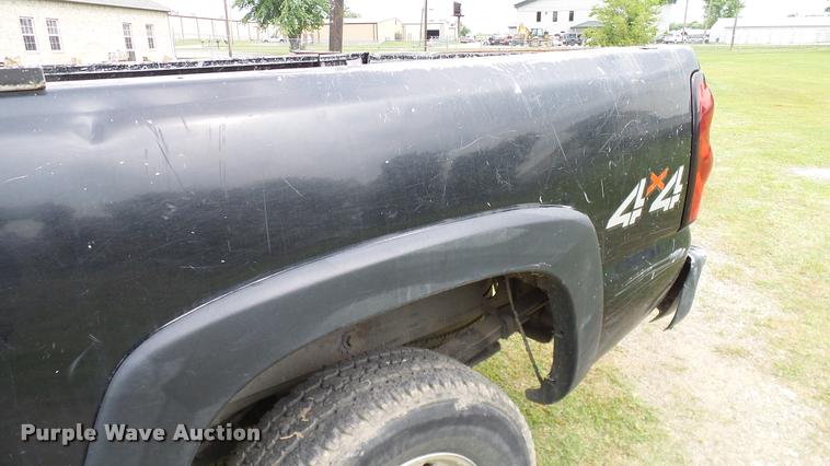 image for item L3133 2006 Chevrolet Silverado 2500HD Crew Cab pickup truck