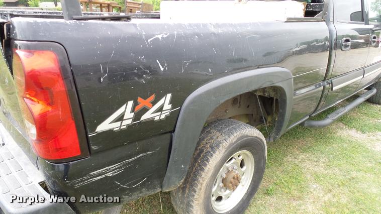 image for item L3133 2006 Chevrolet Silverado 2500HD Crew Cab pickup truck