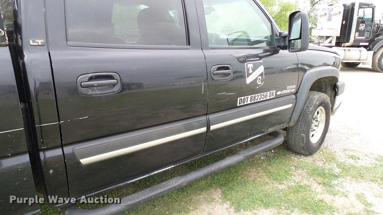 image for item L3133 2006 Chevrolet Silverado 2500HD Crew Cab pickup truck