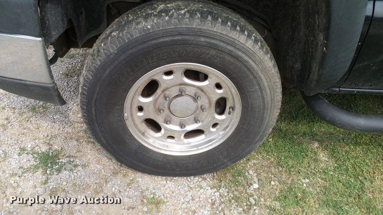 image for item L3133 2006 Chevrolet Silverado 2500HD Crew Cab pickup truck