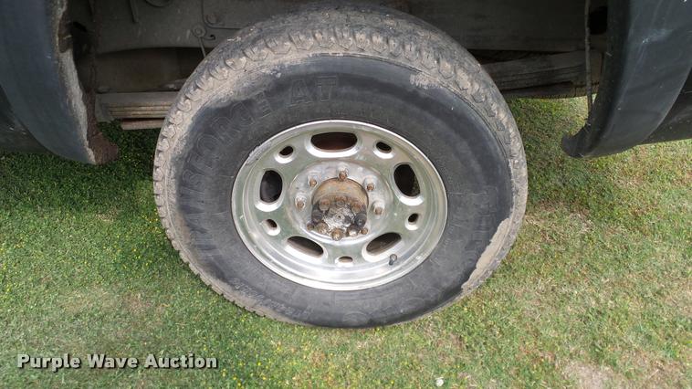image for item L3133 2006 Chevrolet Silverado 2500HD Crew Cab pickup truck