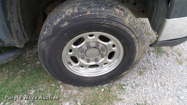 image for item L3133 2006 Chevrolet Silverado 2500HD Crew Cab pickup truck