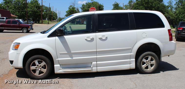 image for item L3151 2010 Dodge Grand Caravan SE van
