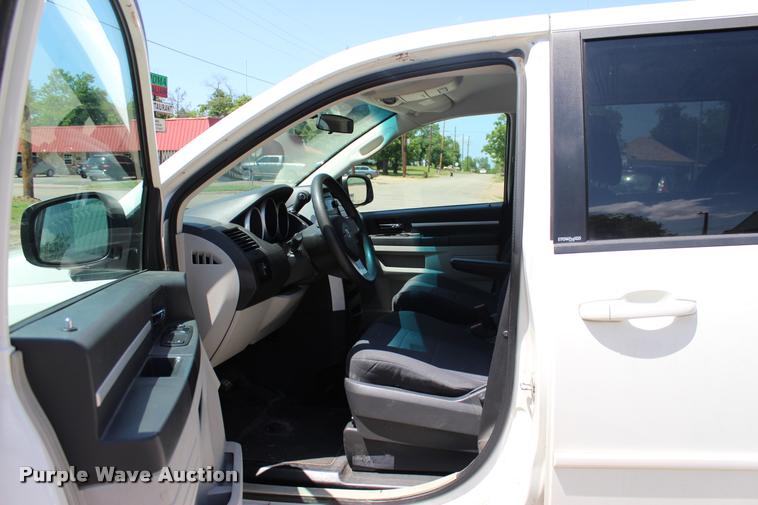 image for item L3151 2010 Dodge Grand Caravan SE van