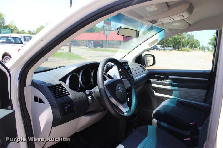 image for item L3151 2010 Dodge Grand Caravan SE van