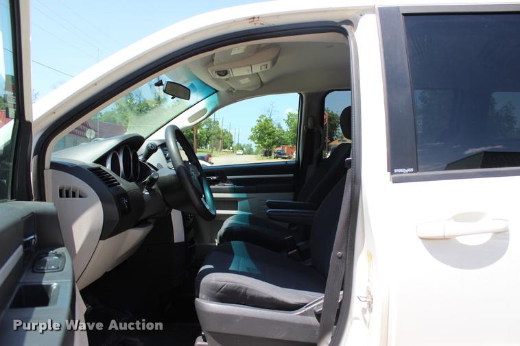 image for item L3151 2010 Dodge Grand Caravan SE van