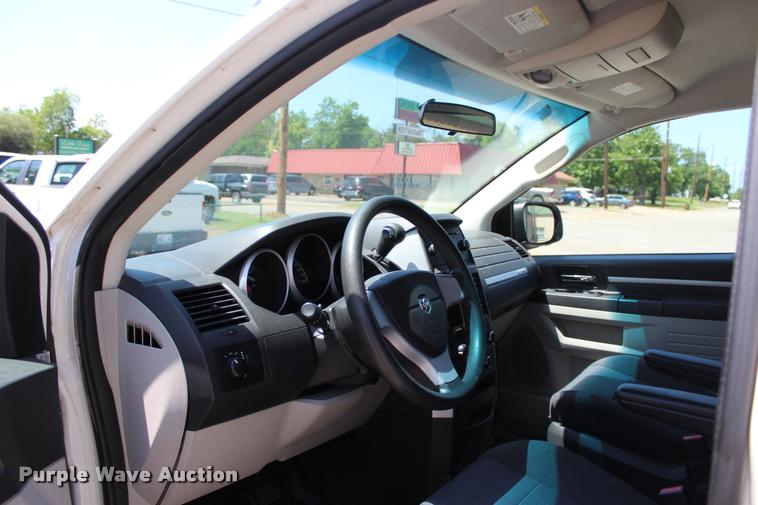 image for item L3151 2010 Dodge Grand Caravan SE van